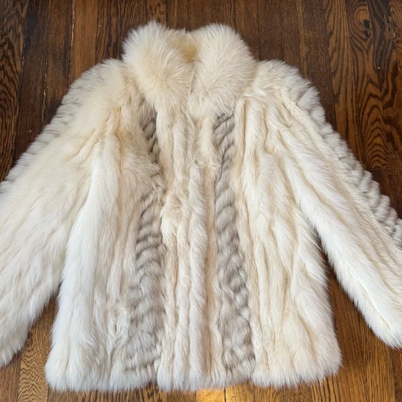 Elegant White silver blue white Fox Fur Coat - Picture 3 of 16